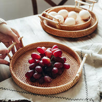 Bandeja Redonda de Vime Artesanal com Alça de Madeira